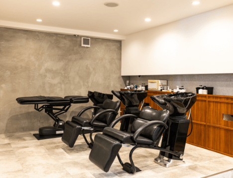 高幡不動の人気ヘアーサロン THREE（スリー）の上質なシャンプー台写真