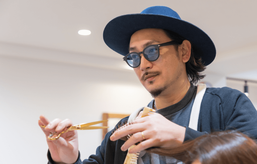 人気の美容師が施術する高幡不動の美容院 THREE（スリー）のカット風景