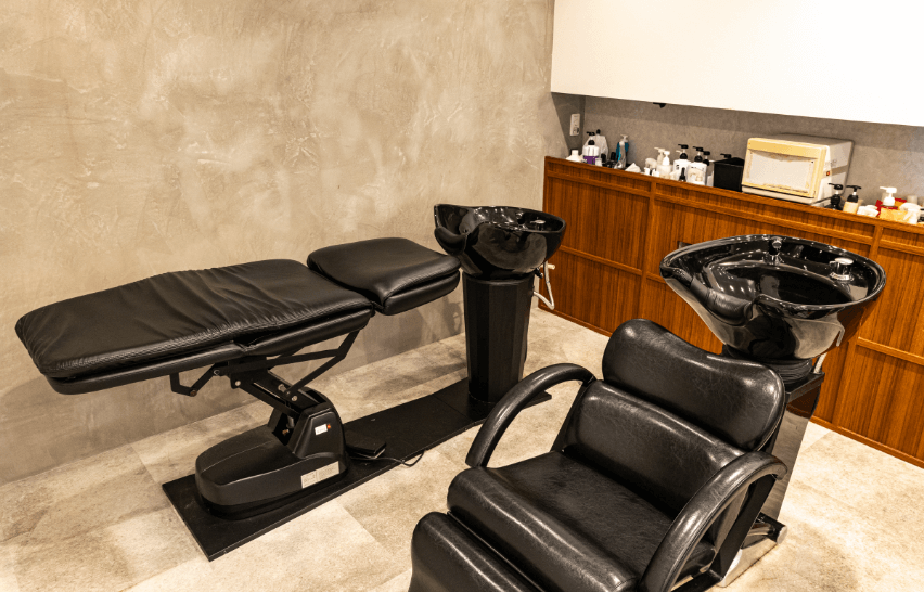 落ち着いた雰囲気が人気のヘアーサロン THREE（スリー）のこだわりのシャンプー台